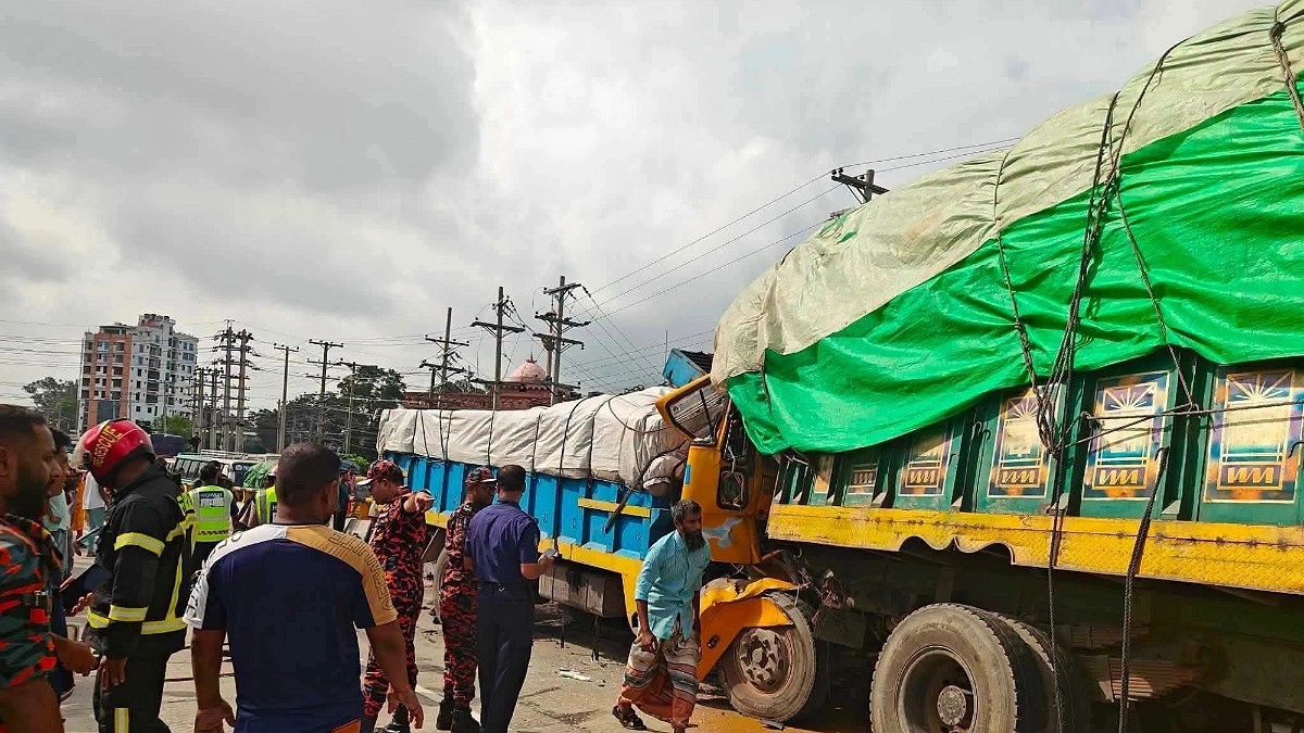 বিকল ট্রাকের পেছনে অপর ট্রাকের ধাক্কায় নিহত ২