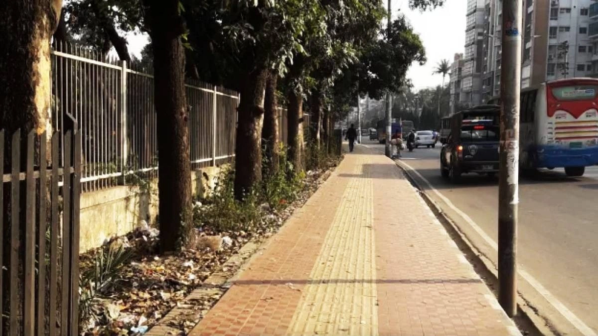 ফুটপাত ছেড়ে রাস্তায় হাঁটলেই গুনতে হবে ১০০০ টাকা