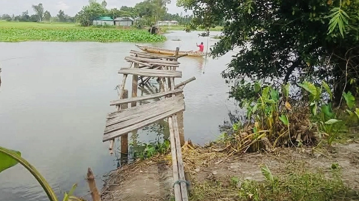 ভাঙা ব্রিজে জীবন ঝুঁকিতে শিক্ষার্থী-বৃদ্ধ-গর্ভবতী নারী