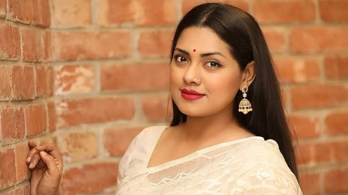 মাথায় পাখি নিয়ে খুনসুটিতে মজলেন নুসরাত ইমরোজ তিশা