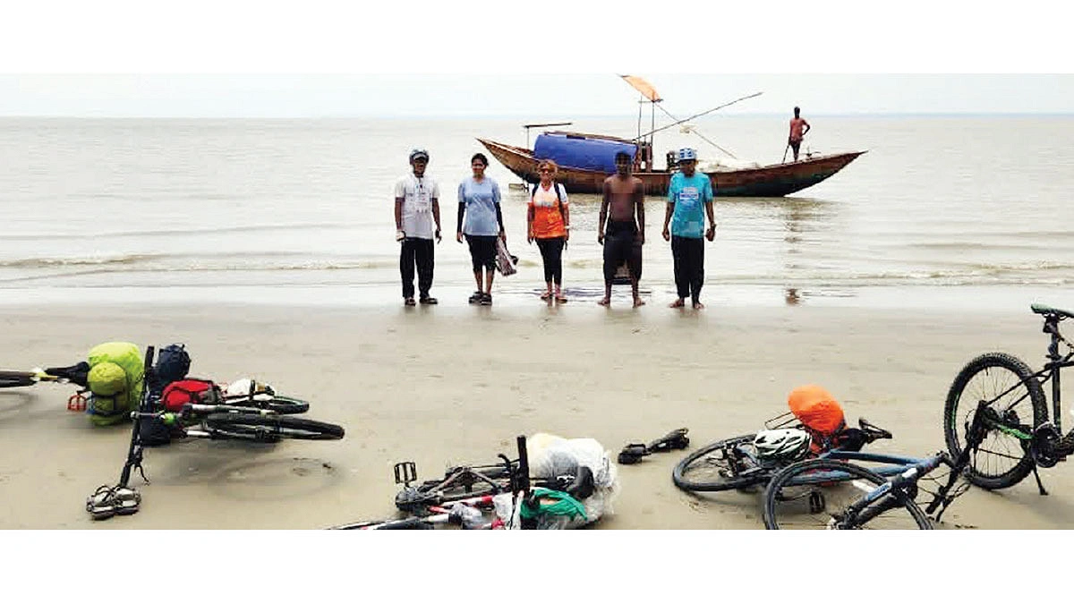 দুই চাকায় চর ভ্রমণ
