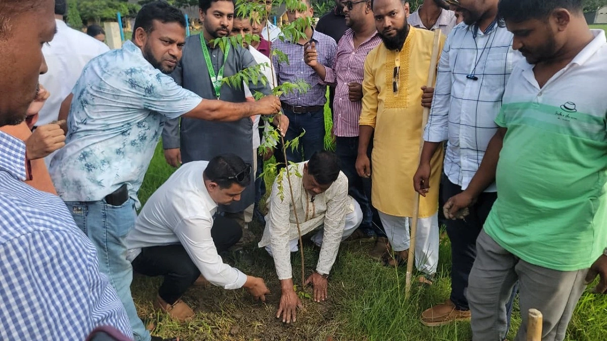 বৃক্ষরোপণের মাধ্যমে পরিবেশের ভারসাম্য ফেরাতে হবে: রহমাতুল্লাহ