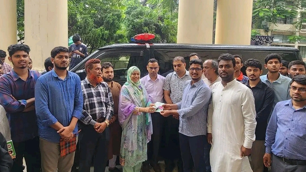 জবি প্রশাসনের কাছে জকসুর অ্যাম্বুলেন্স হস্তান্তর ও ৯ দফা দাবিতে স্মারকলিপি