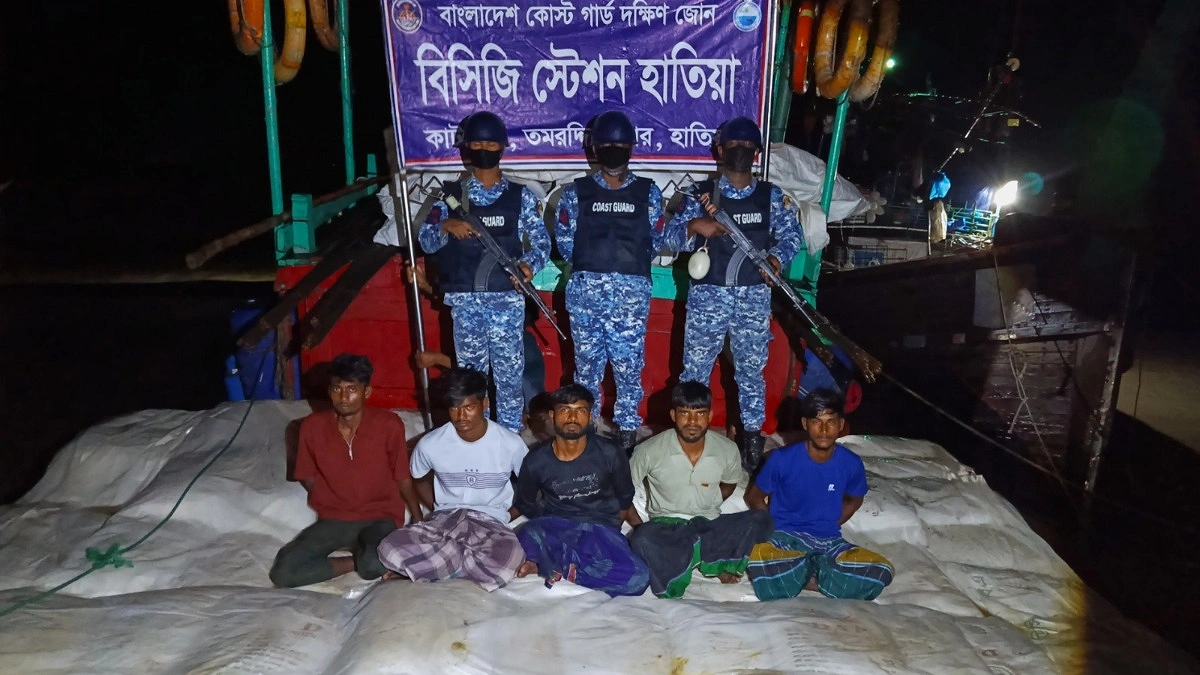 মিয়ানমারে পাচারকালে ৭৬০ বস্তা সারসহ ৫ পাচারকারী আটক