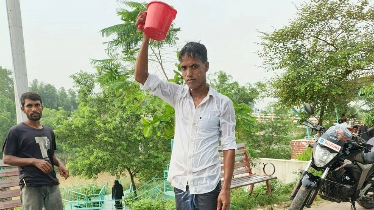 প্রেমিকার স্মৃতি মুছতে দুধ দিয়ে গোসল যুবকের