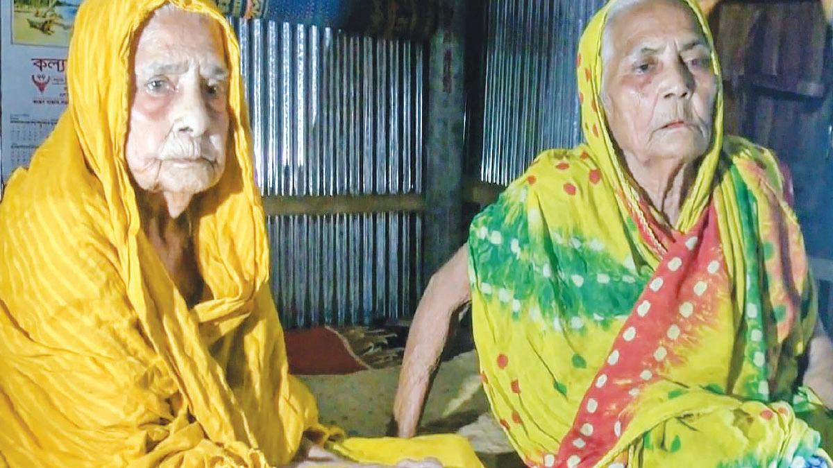 ১৩০ বছরের মায়ের পাশে শতবর্ষী মেয়ে