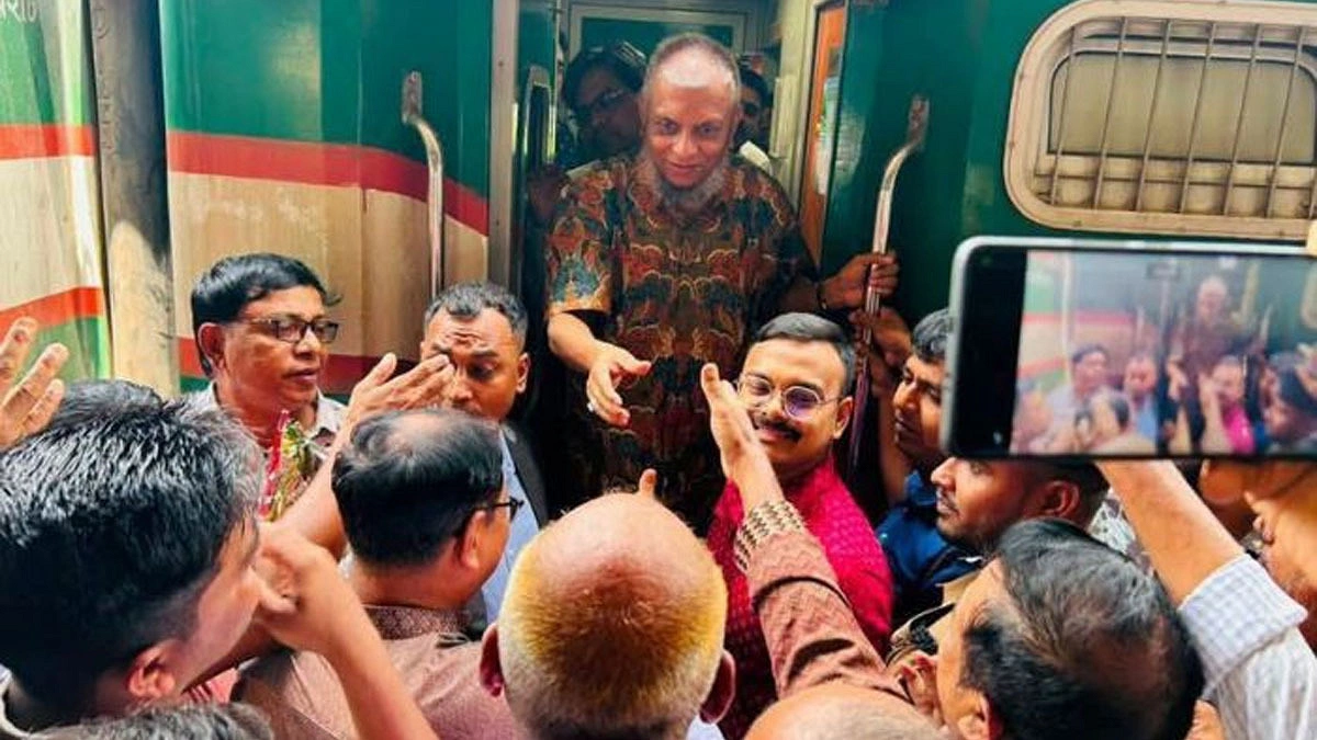 ট্রেন থামিয়ে যাত্রীদের দুর্ভোগের কথা শুনলেন মন্ত্রী