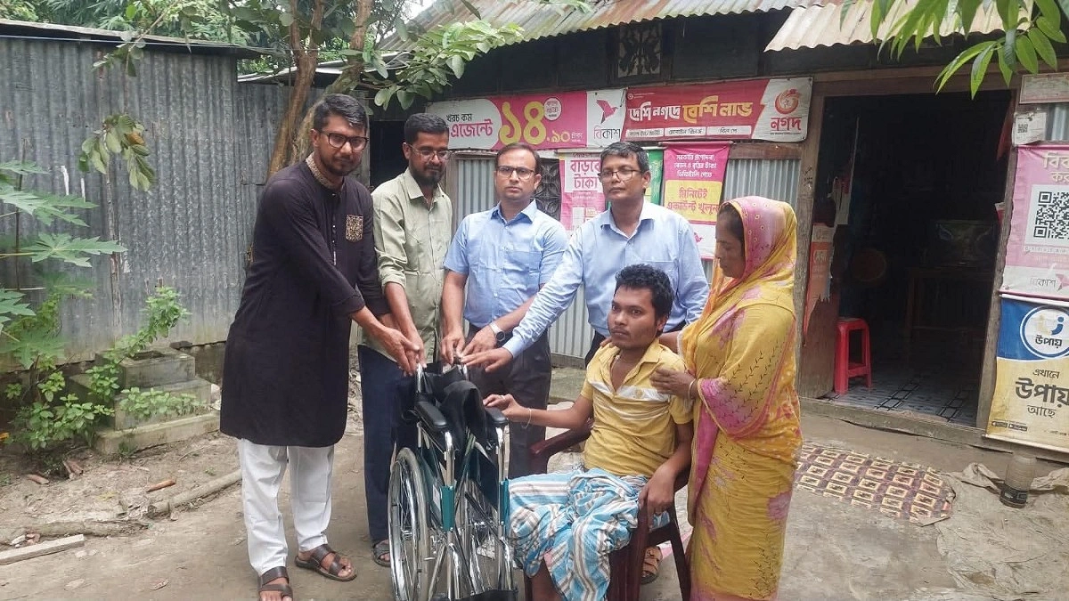জহিরুল হক মাস্টার ট্রাস্ট থেকে হুইলচেয়ার পেলেন প্রতিবন্ধী দোকানদার