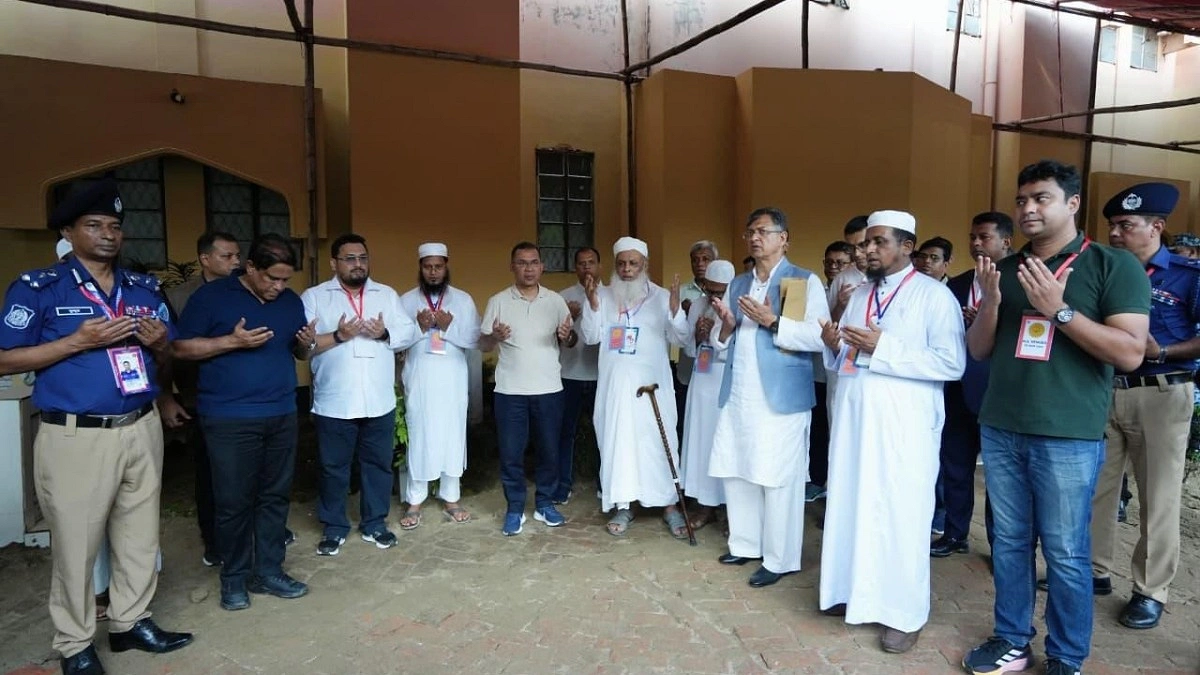 হেফাজতের প্রতিষ্ঠাতা আহমেদ শফীর কবর জিয়ারত করলেন প্রধানমন্ত্রী