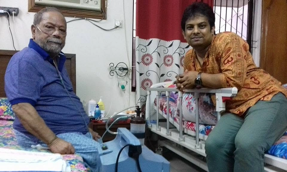 শিল্পী মুর্তজা বশীরের সঙ্গে আলাপরত শিমুল সালাহ্উদ্দিন। ১৬ আগস্ট, ২০১৭।