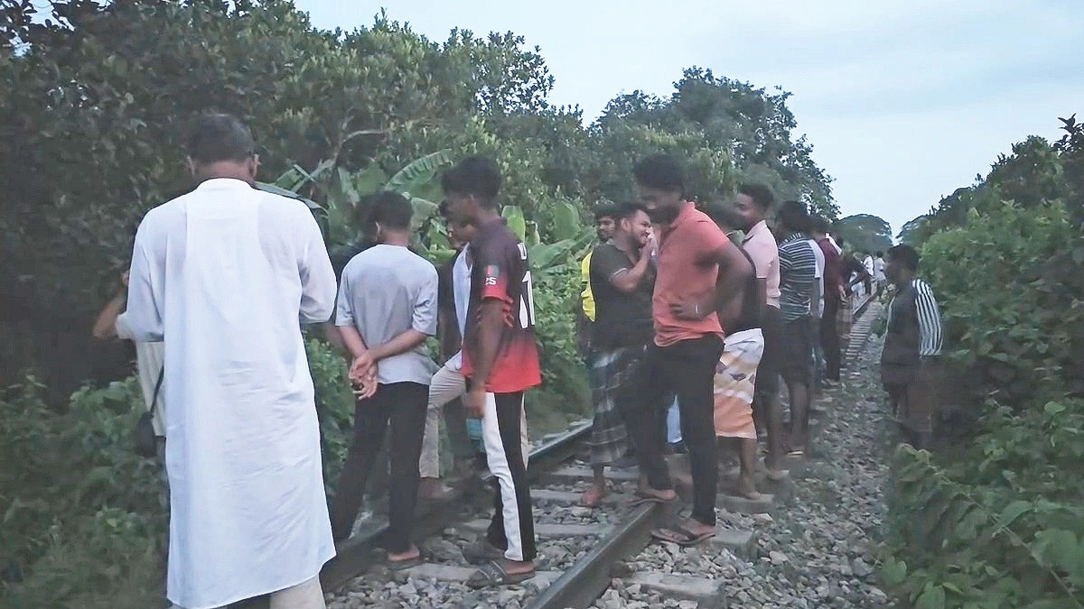 রেললাইনের পাশে ছড়িয়ে-ছিটিয়ে ছিল স্বামী-স্ত্রীর ছিন্নবিচ্ছিন্ন মরদেহ