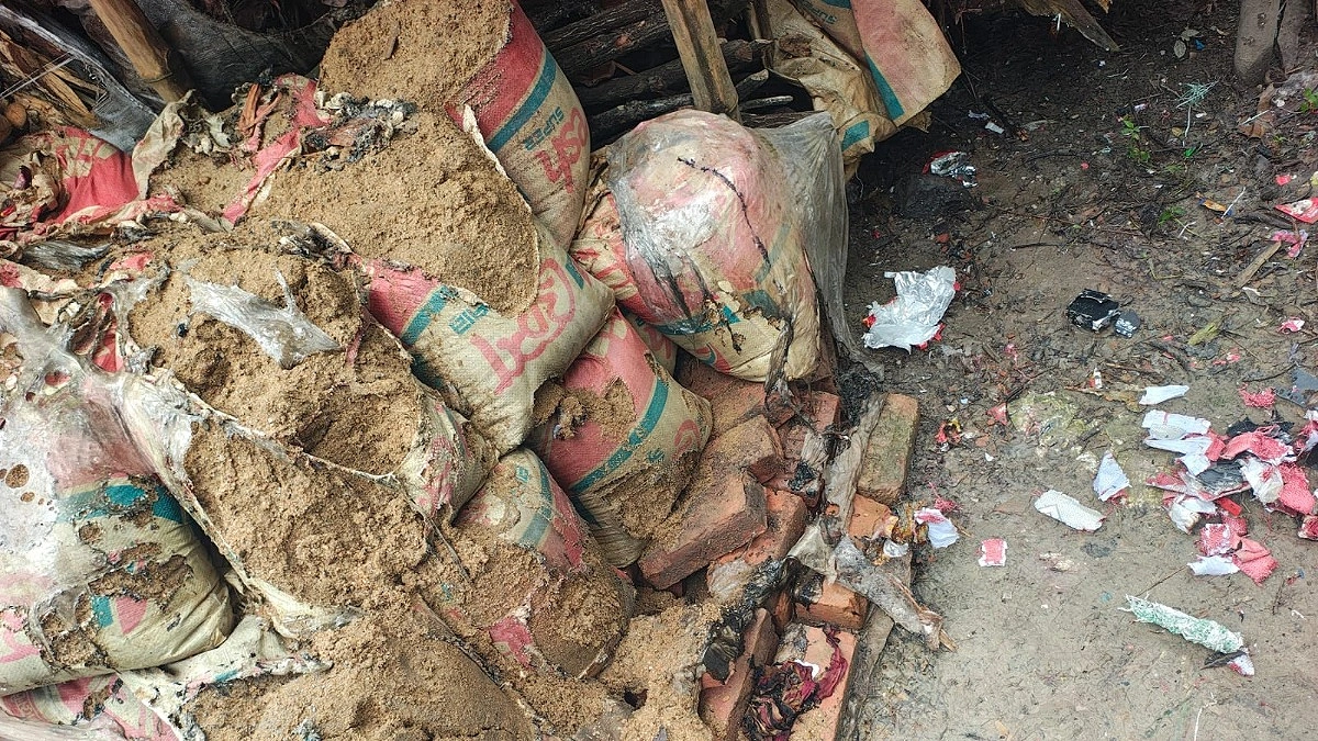 বাড়ির পাশে বোমা সদৃশ বস্তুর বিস্ফোরণ, দগ্ধ ৩