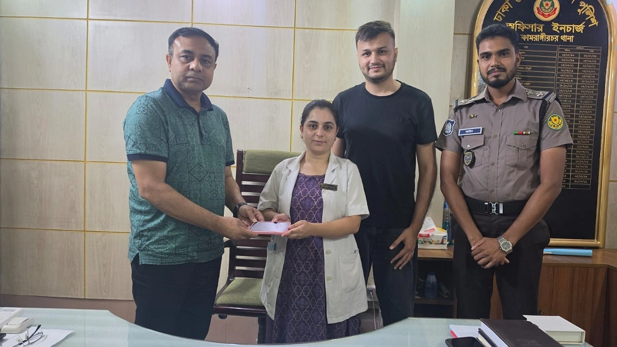 বিদেশি নারী চিকিৎসকের আইফোন উদ্ধার করে দিল কামরাঙ্গীরচর থানা পুলিশ