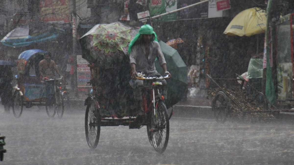 রাজধানীতে বৃষ্টি, দেশের পাঁচ অঞ্চলে ঝড়ের আভাস