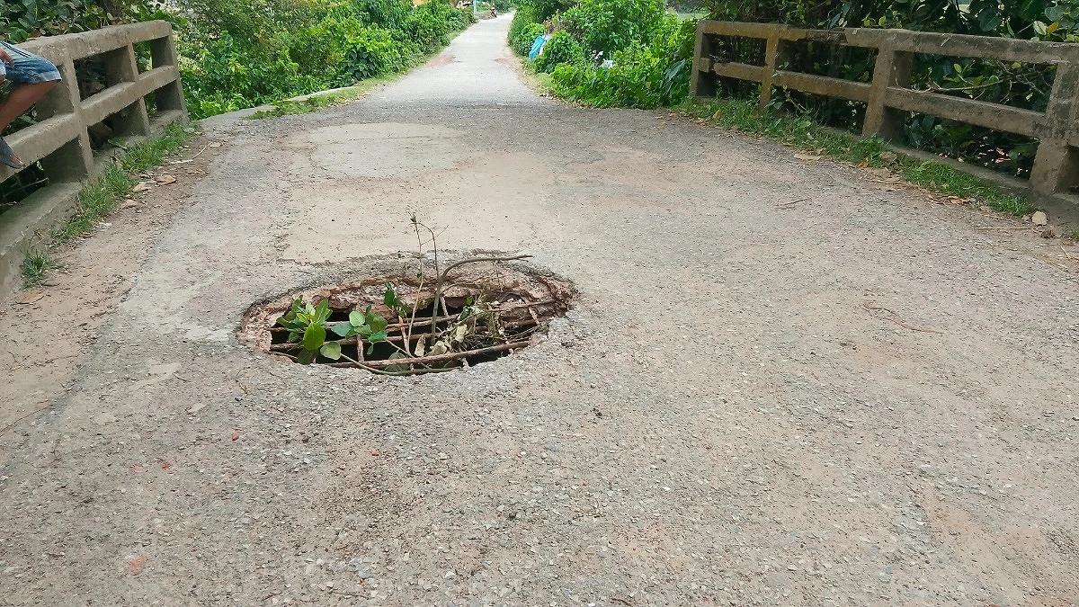ভাঙা সেতুতে ঝুঁকি নিয়ে পারাপার