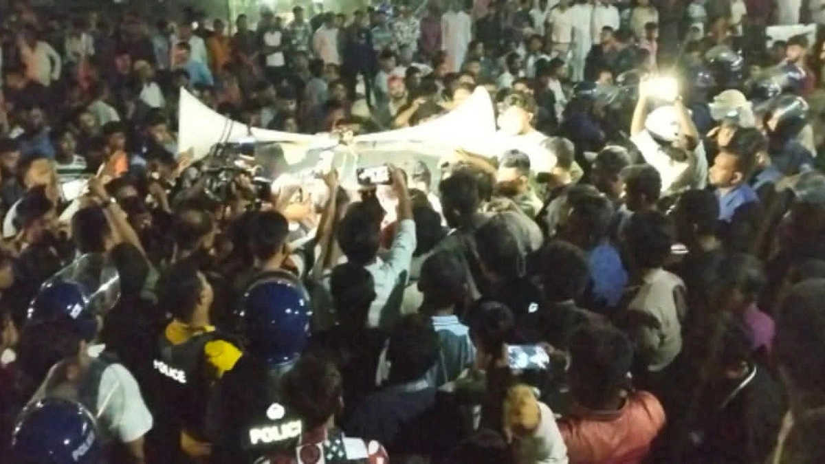 বিক্ষোভে ২ ঘণ্টা অচল কক্সবাজার বাসটার্মিনাল