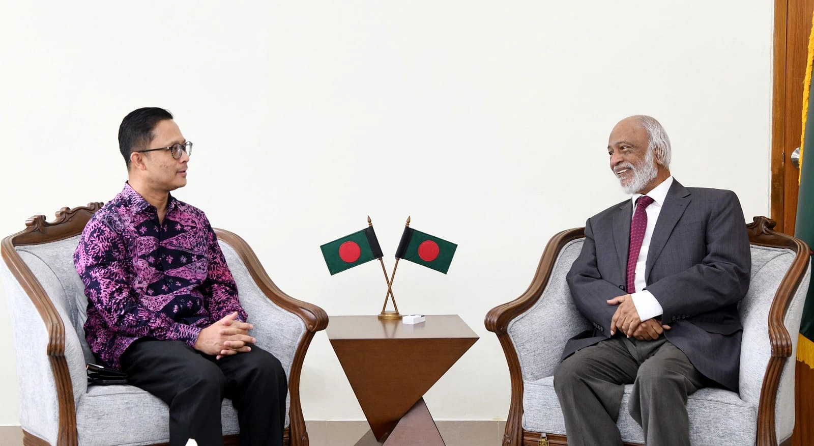 এলজিআরডি মন্ত্রীর সঙ্গে বাংলাদেশে নিযুক্ত মালয়েশিয়ার হাইকমিশনার মোহাম্মদ শুহাদা ওসমানের বৈঠক। ছবি : সংগৃহীত