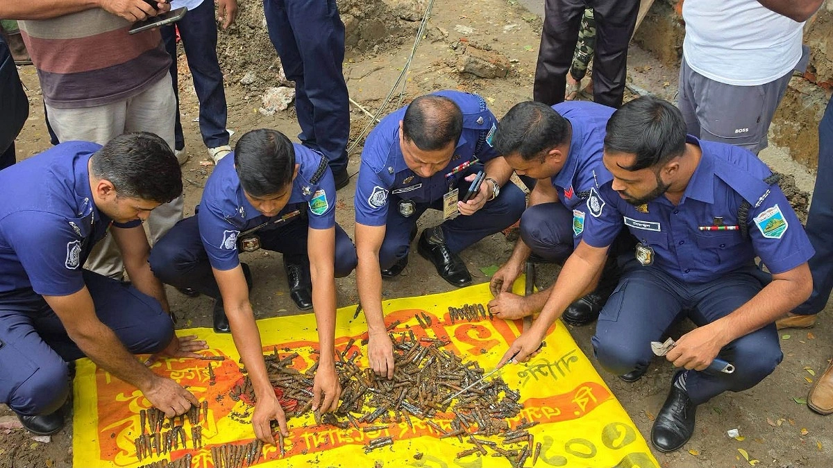 বগুড়ায় ড্রেন খুঁড়ে ৩৩৪ এসএমজির গুলি উদ্ধার