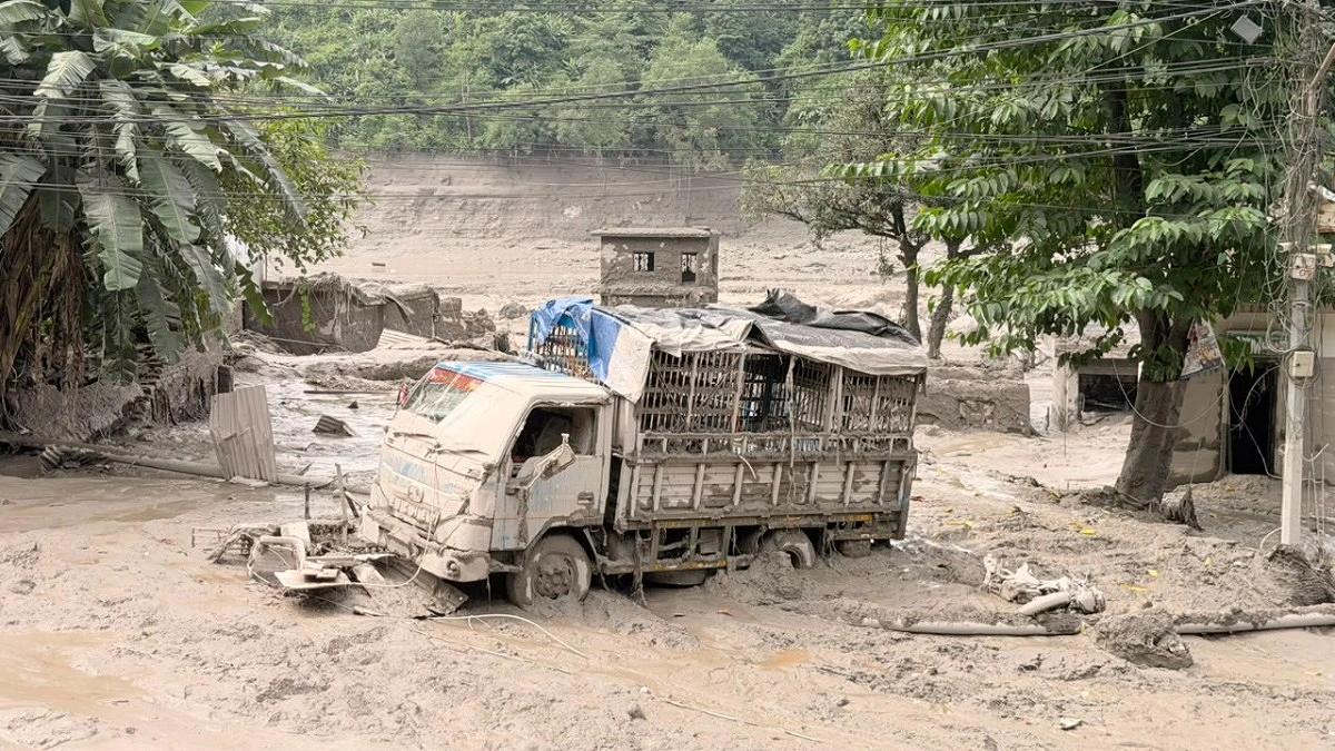 একটি গাড়ি কাদায় আটকে আছে। ছবি : সংগৃহীত