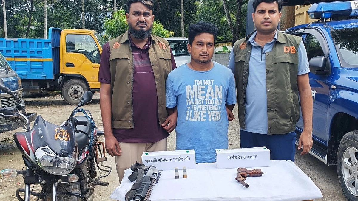 কুমিল্লায় শটগান-বন্দুক ও কার্তুজসহ যুবক গ্রেপ্তার