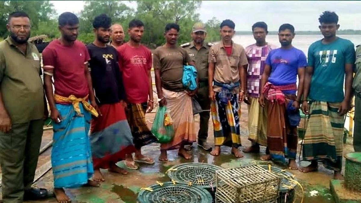 নিষিদ্ধ সময়ে সুন্দরবনে কাঁকড়া শিকার, ৮ জেলে আটক