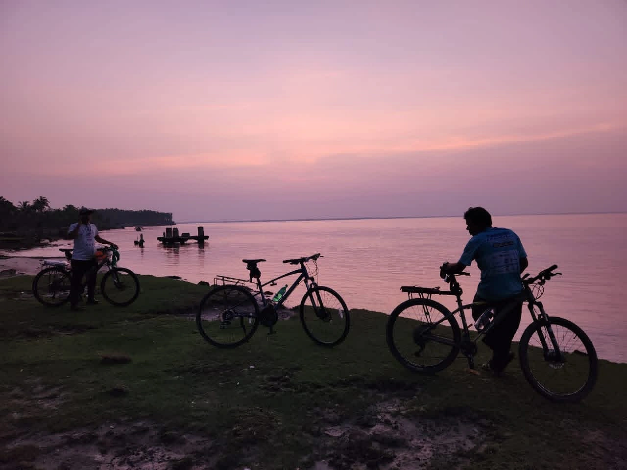 একটু এগোলেই ম্যানগ্রোভ বন। ছবি : নওশাদ নওয়াজ