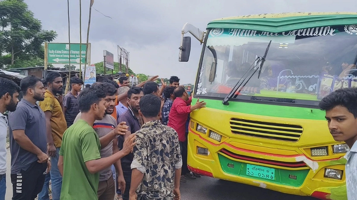 বরিশালে এবার থ্রি-হুইলার চালকদের আন্দোলনে বন্ধ বাস