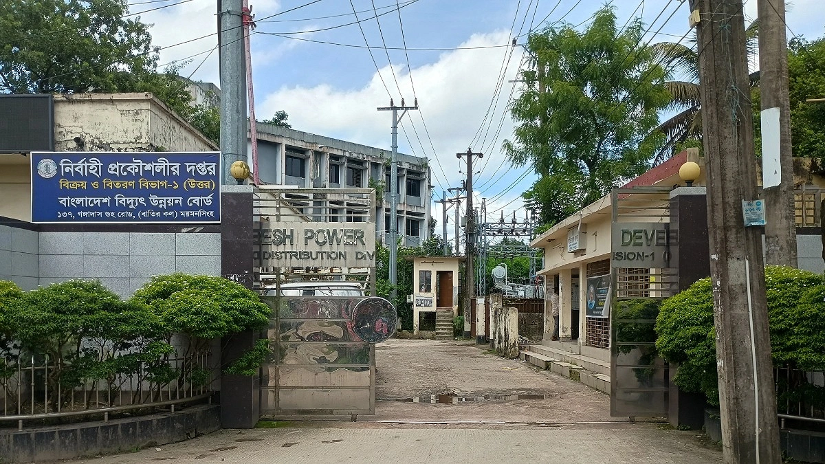 ‘কারেন্টের যন্ত্রণায় রাইতে ঘুমাইতে পারি না’