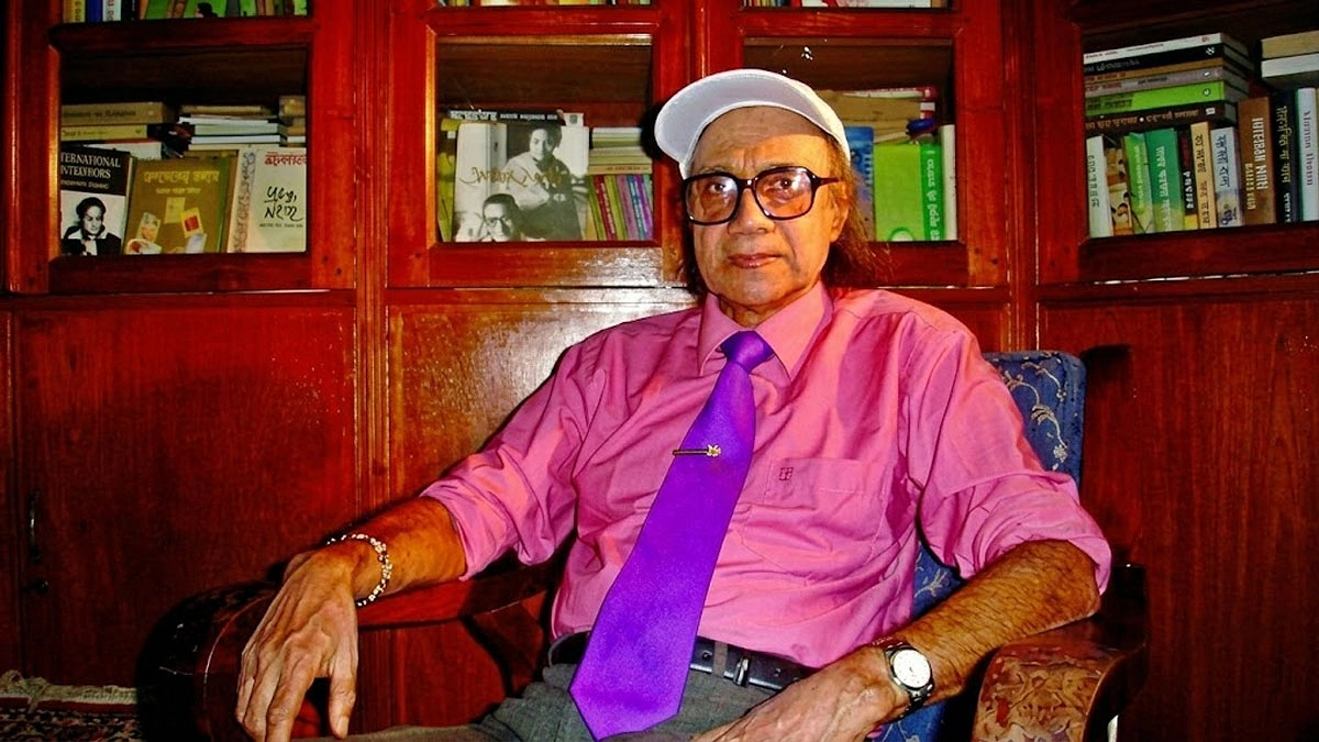 কবি আবদুল মান্নান সৈয়দ গোলাপী শার্ট ও মেরুন টাই পরতেন, একহাতে থাকতো ঘড়ি, আর হাতে ব্রেসলেট, রোদ থেকে রক্ষা পেতে বেশিরভাগ সময়ই পরতেন শাদা ক্যাপ
