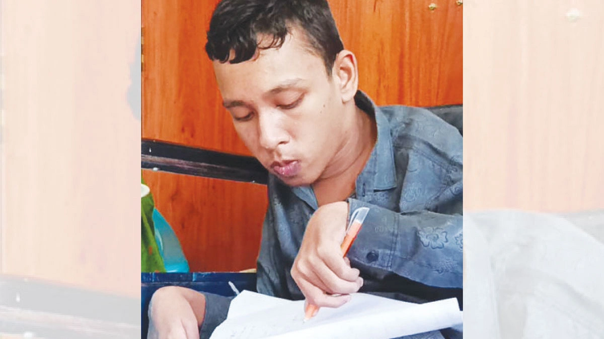 দুই কবজি বাঁকা থামেনি কলম
