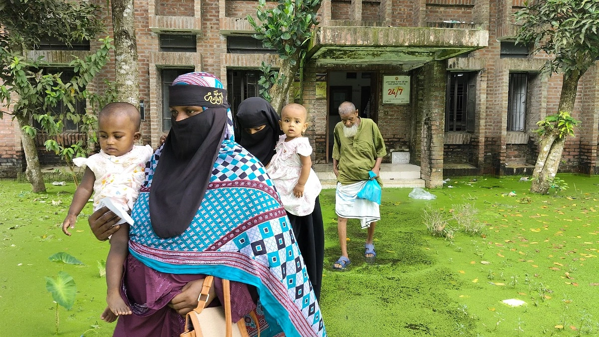 জলাবদ্ধতা, বিষধর সাপ ও মশার উপদ্রবে আতঙ্কে চিকিৎসক-রোগী