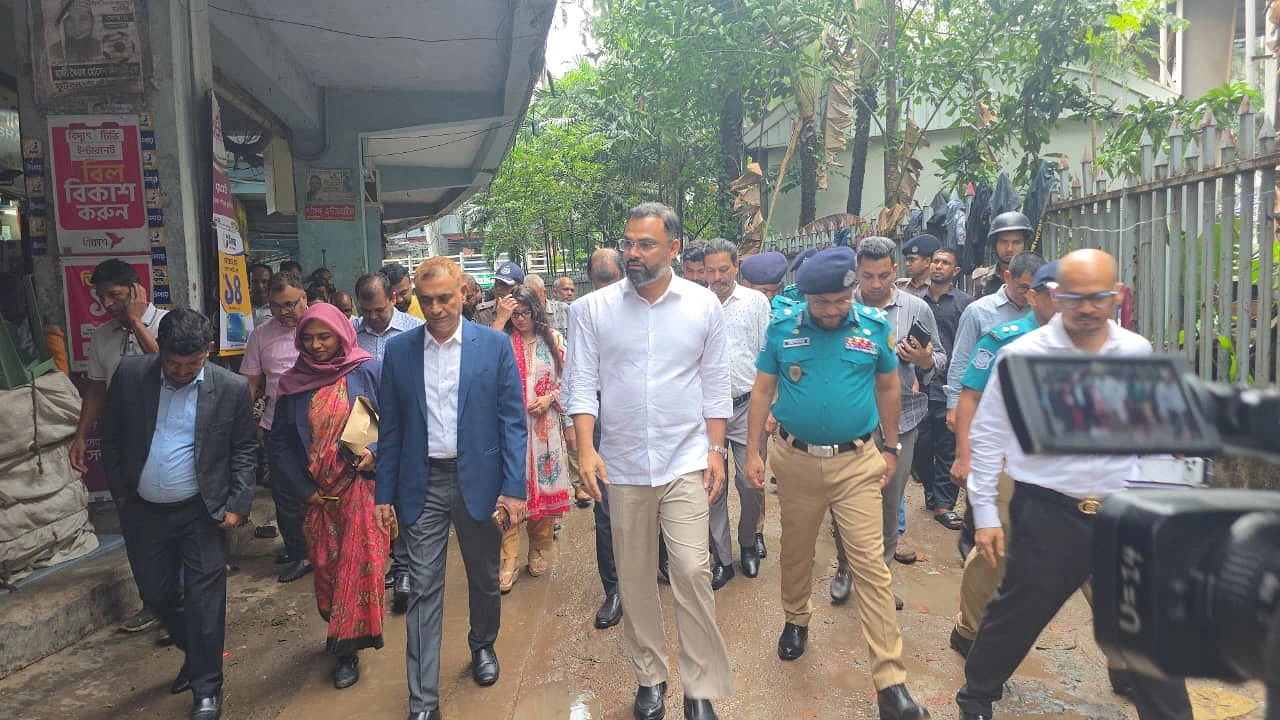 হকি স্টেডিয়ামের চারপাশের নোংরা আবর্জনা এবং অবৈধ দখলদারদের রাজত্ব দেখে ক্ষুদ্ধ আমিনুল হক