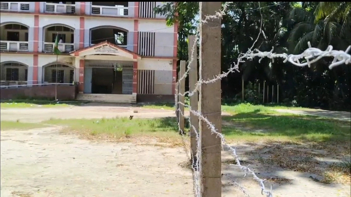 জমির বিরোধে স্কুলের মাঠে কাঁটাতার, বিপাকে শিক্ষার্থীরা