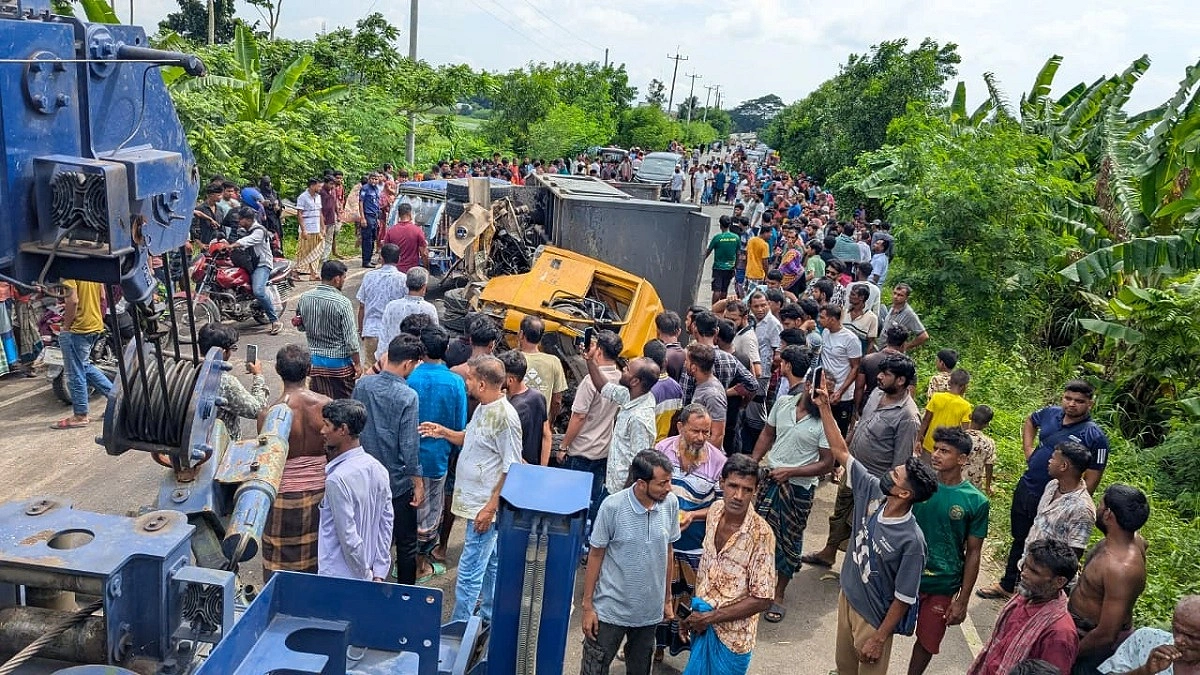 গোপালগঞ্জে ডাম্প ট্রাক ও বাসের সংঘর্ষে নিহত ৩