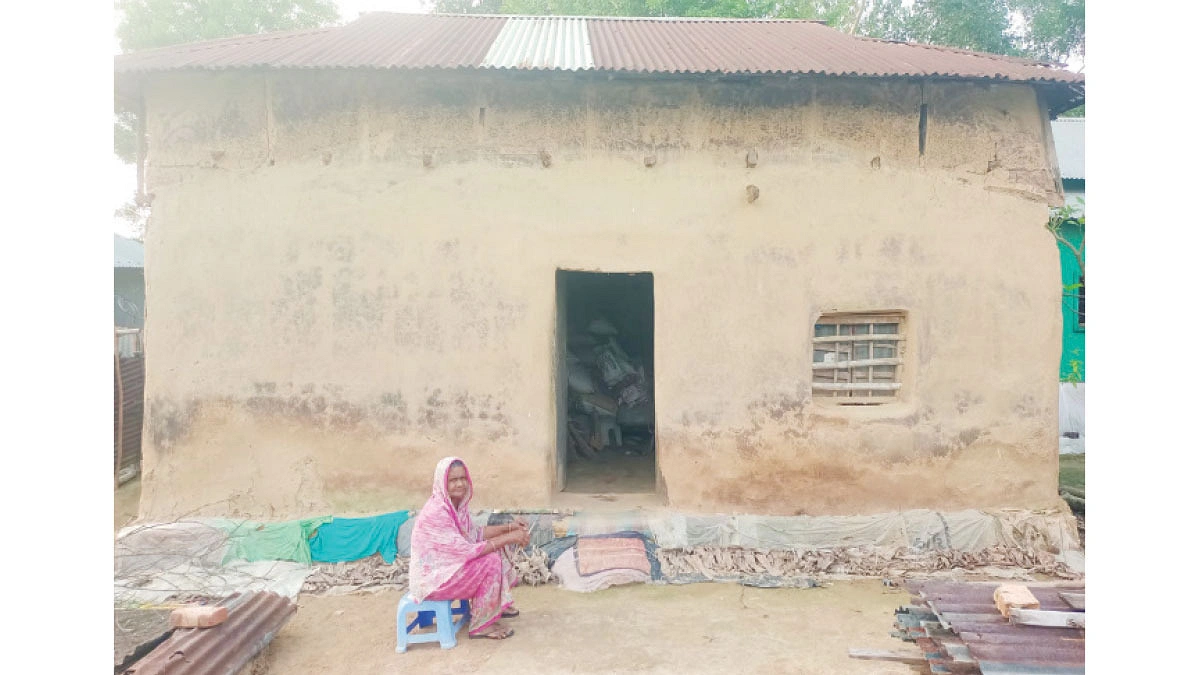 ঐতিহ্য আঁকড়ে মাটির ঘরে বসবাস