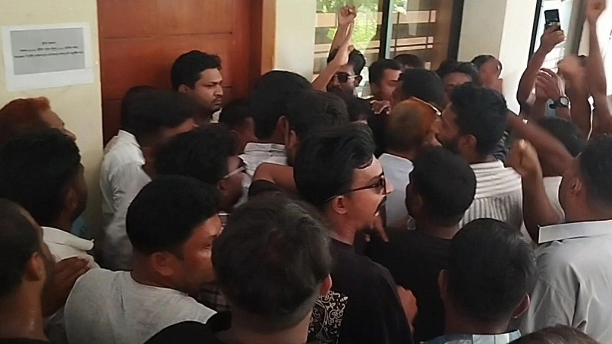 ফ্যামিলি কার্ডের নিয়োগ নিয়ে ছাত্রদলের বিক্ষোভ, ইউএনও অবরুদ্ধ