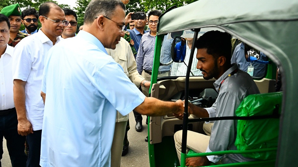 জুলাইযোদ্ধাদের অটোরিকশা উপহার দিলেন প্রধানমন্ত্রী