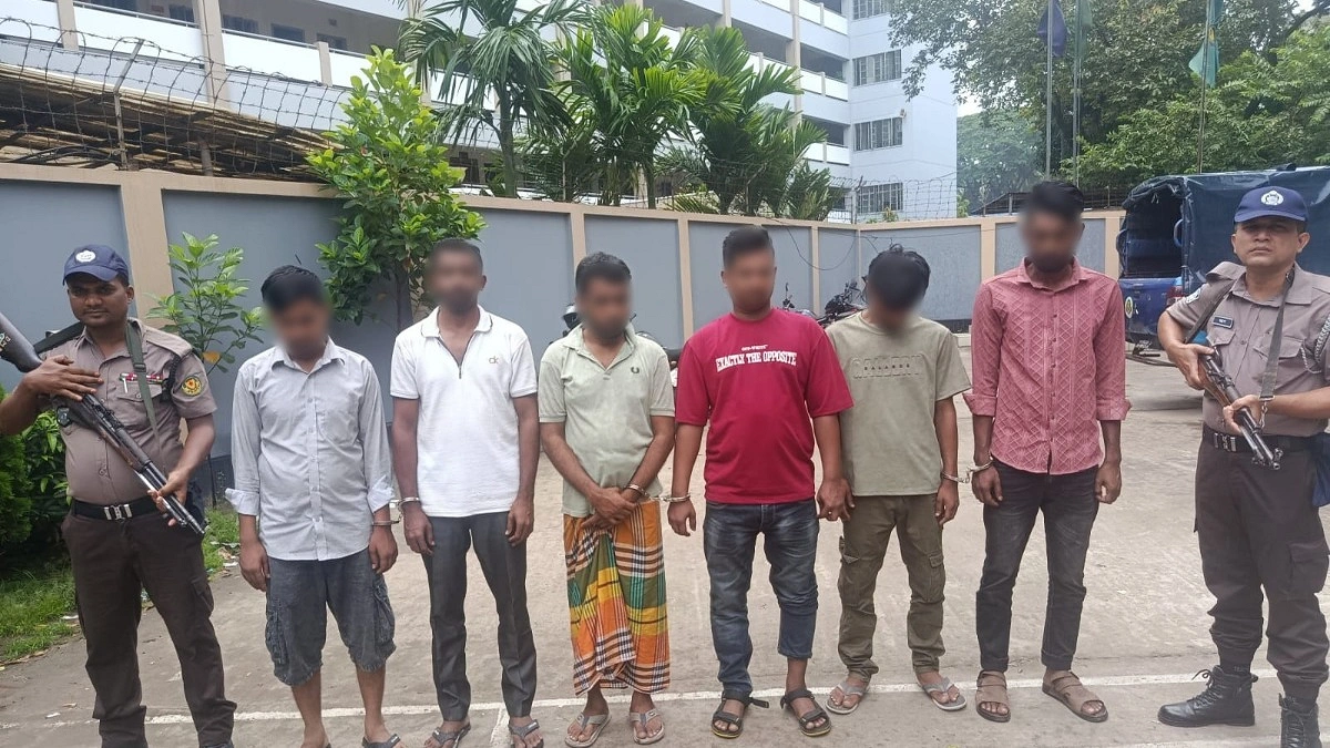 যাত্রাবাড়ীতে চার বিদেশি পিস্তল ও ১২ গুলি উদ্ধার, গ্রেপ্তার ৬