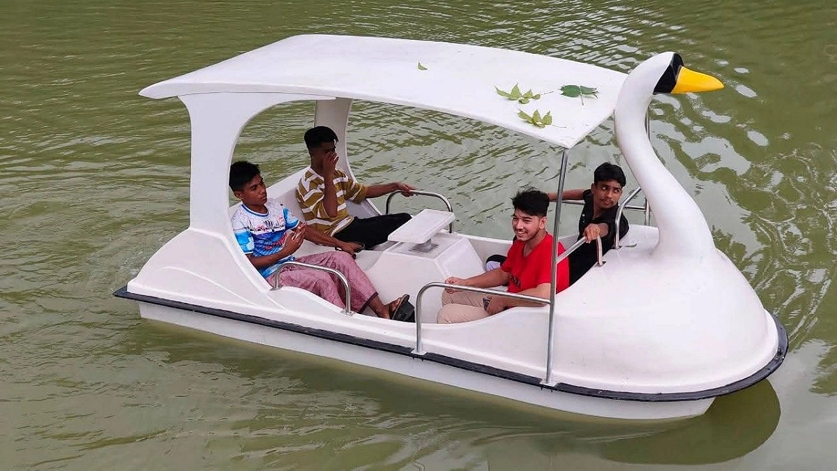 পাহাড়ের বুকে নীল জলে রোমাঞ্চ
