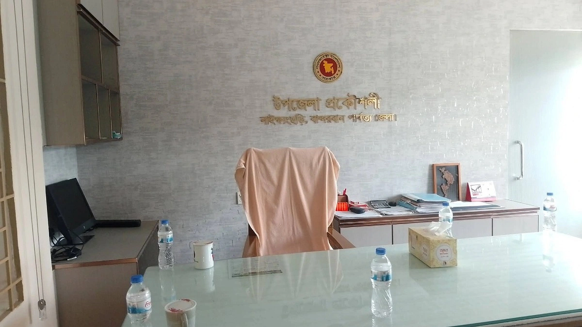 চেয়ার আছে-ফ্যানও ঘোরে, অফিসে নেই কর্মকর্তা-কর্মচারী