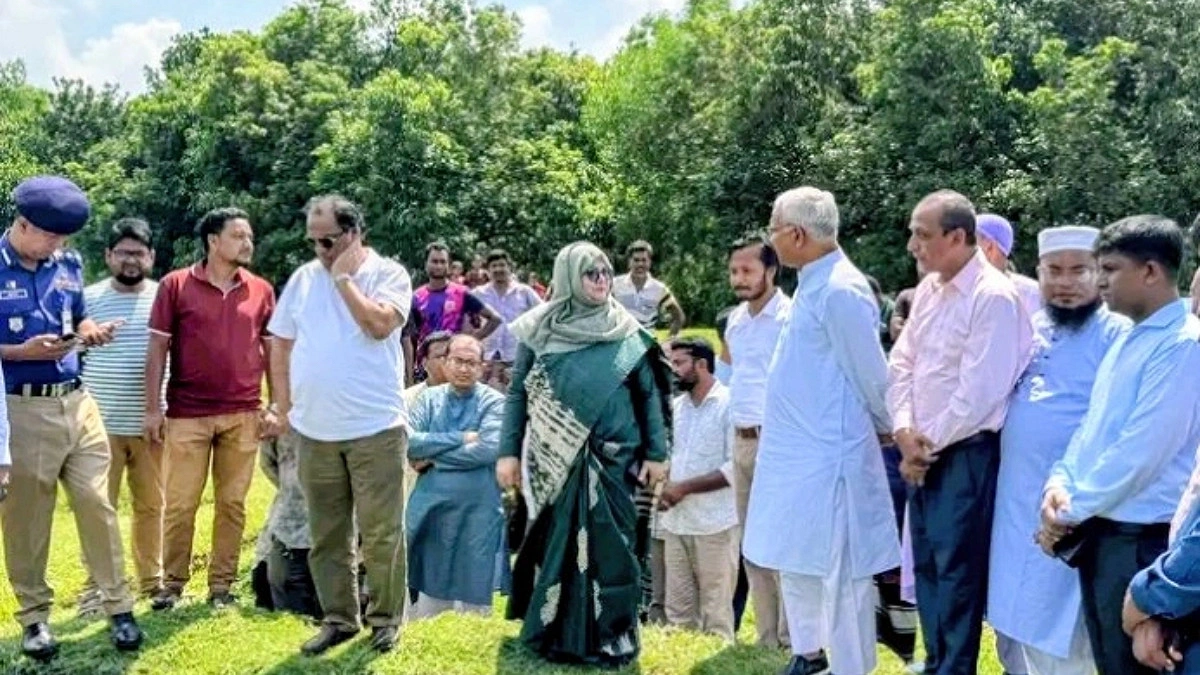 ঐতিহ্য রক্ষায় সীতাকোট বৌদ্ধবিহার ও জমিদারবাড়ি পরিদর্শনে মন্ত্রী-প্রতিমন্ত্রী