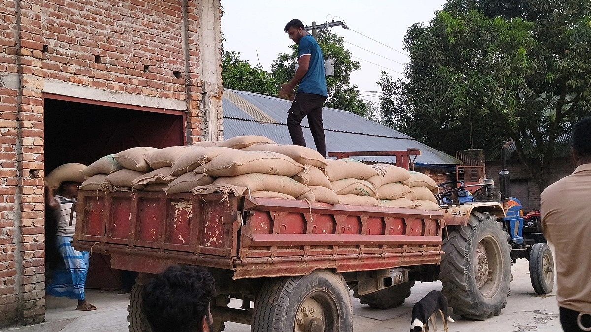 ঘোড়াঘাটে খাদ্যবান্ধব কর্মসূচির ১২০ বস্তা চাল জব্দ