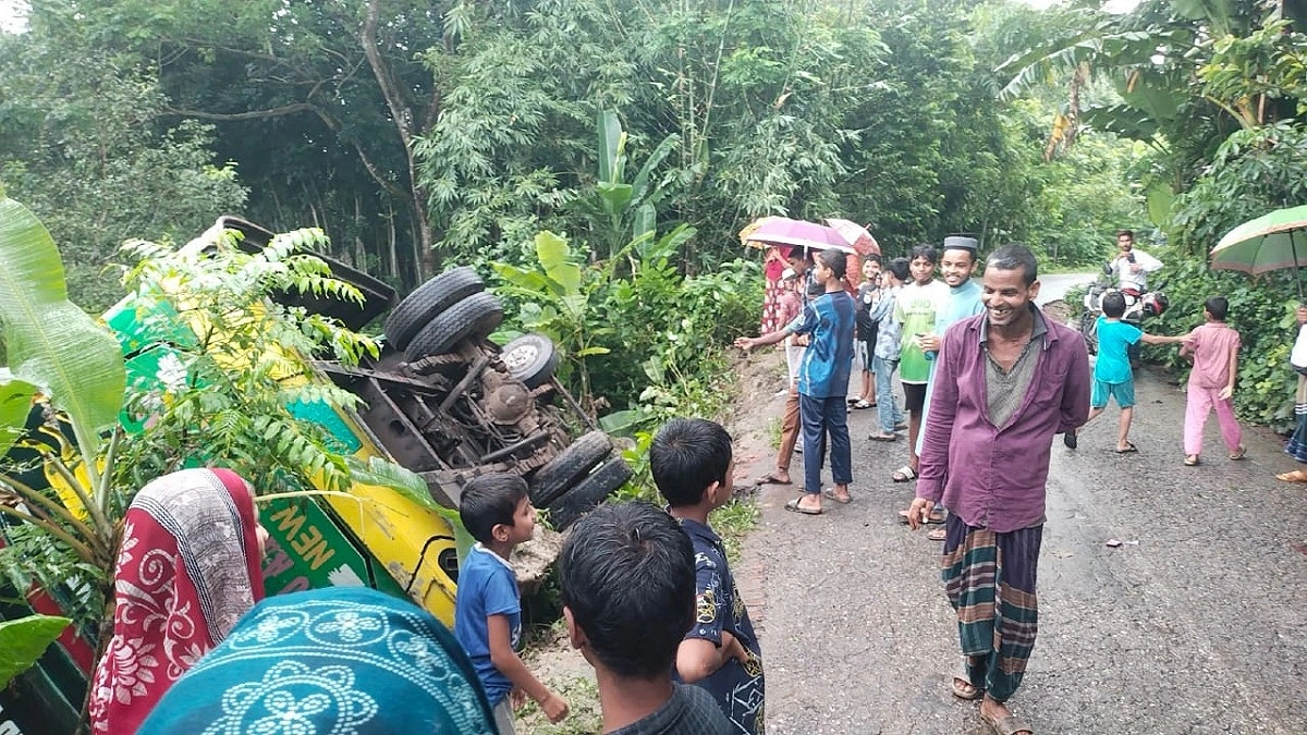 অটোগাড়িকে সাইড দিতে গিয়ে বাস খালে, অল্পের জন্য রক্ষা ২০ যাত্রী
