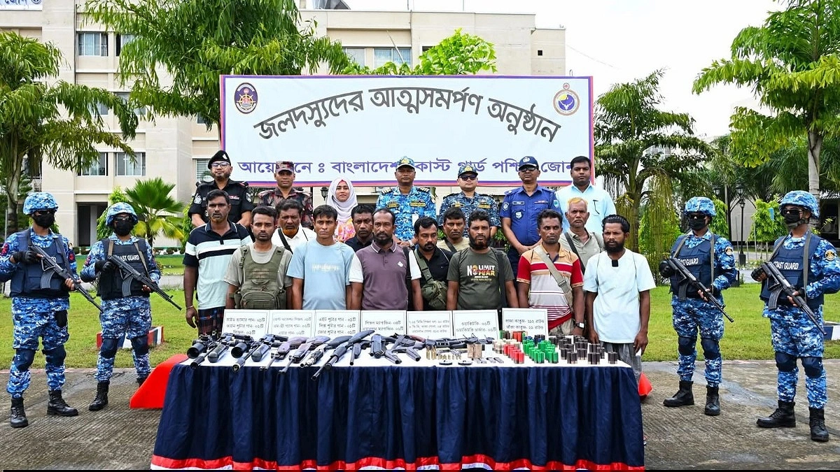 সুন্দরবনের বনদস্যু ‘নানা ভাই’ বাহিনীর ১২ সদস্যের আত্মসমর্পণ