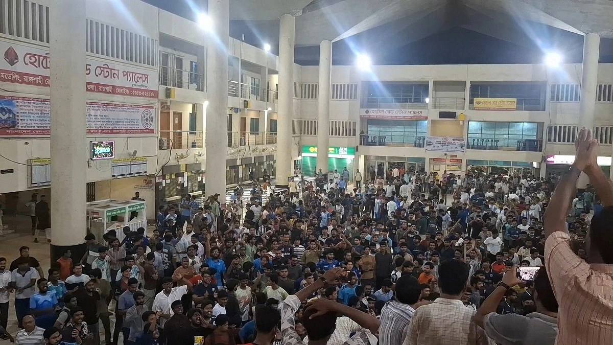 রাবি শিক্ষার্থীকে মারধর, রাজশাহী রেলস্টেশনে ভাঙচুর