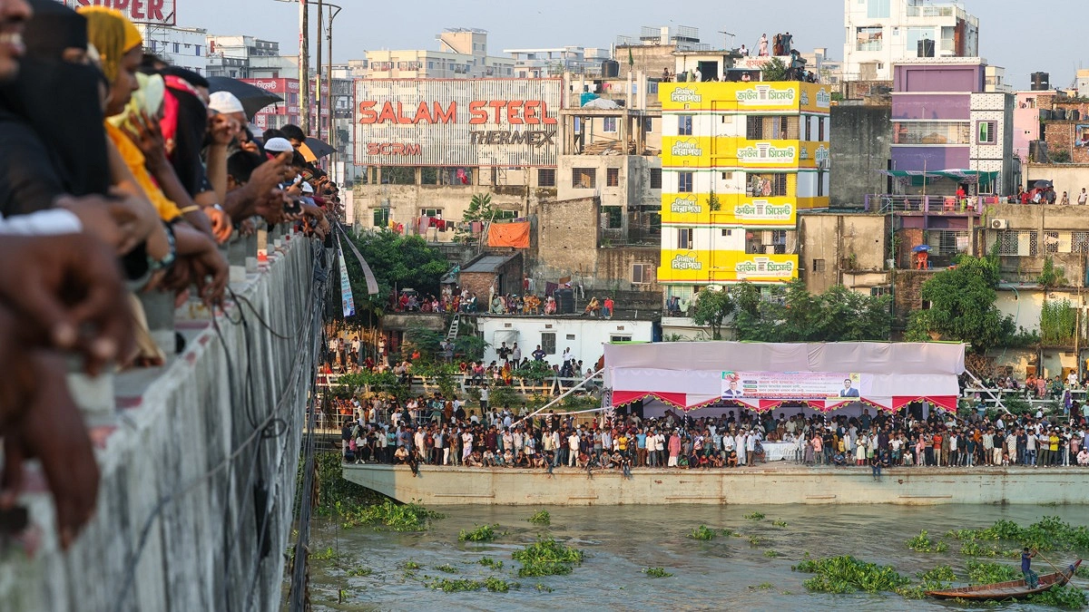 নদীর তীর ও সেতুর ওপর দর্শকের সারি