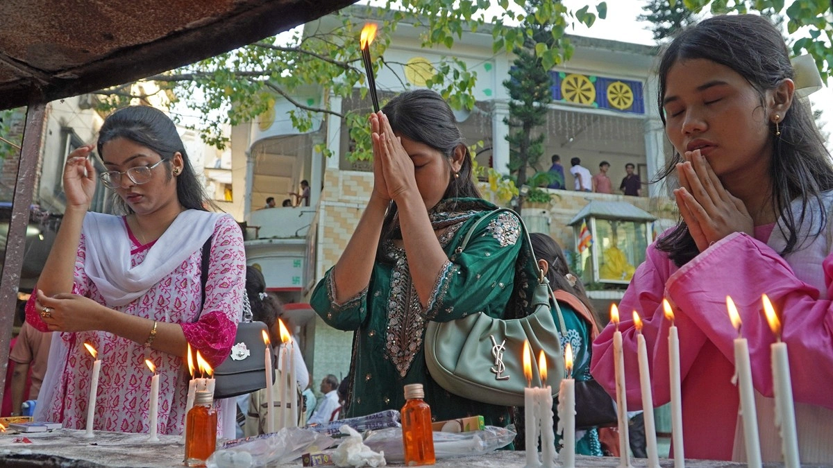 বৌদ্ধ বিহারে ভক্তিভরে প্রণাম করছেন পুণ্যার্থীরা।