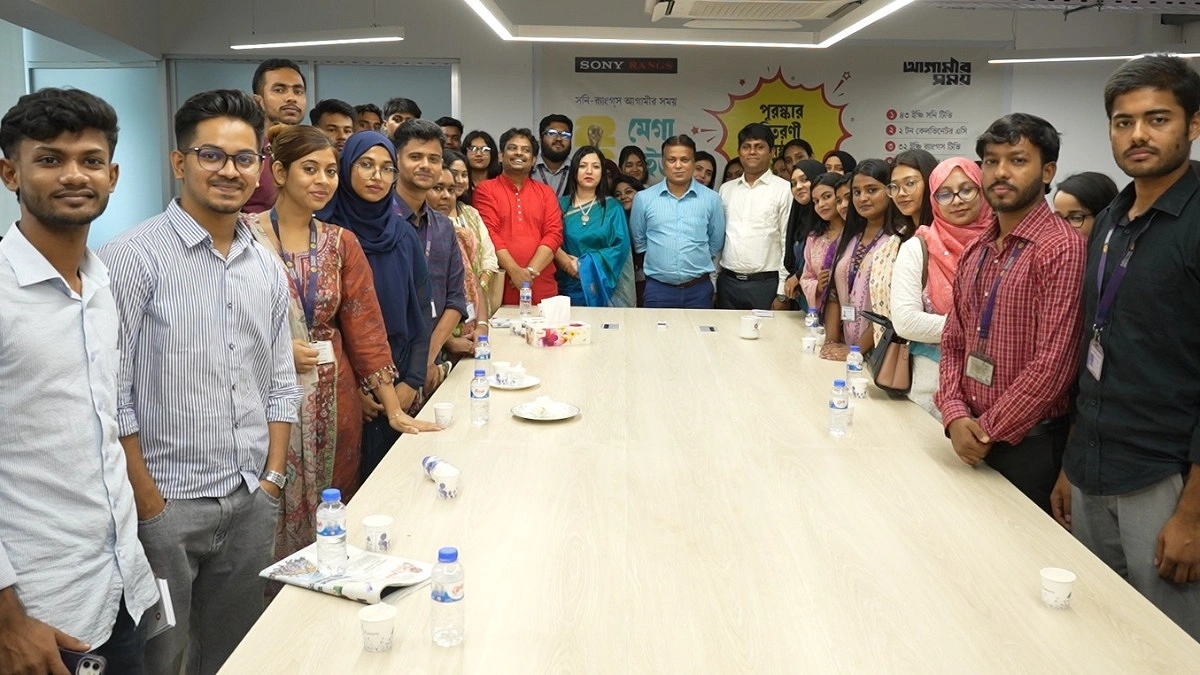 সাউথইস্ট বিশ্ববিদ্যালয়ের বাংলা বিভাগের শিক্ষার্থীদের ‘আগামীর সময়’ পরিদর্শন