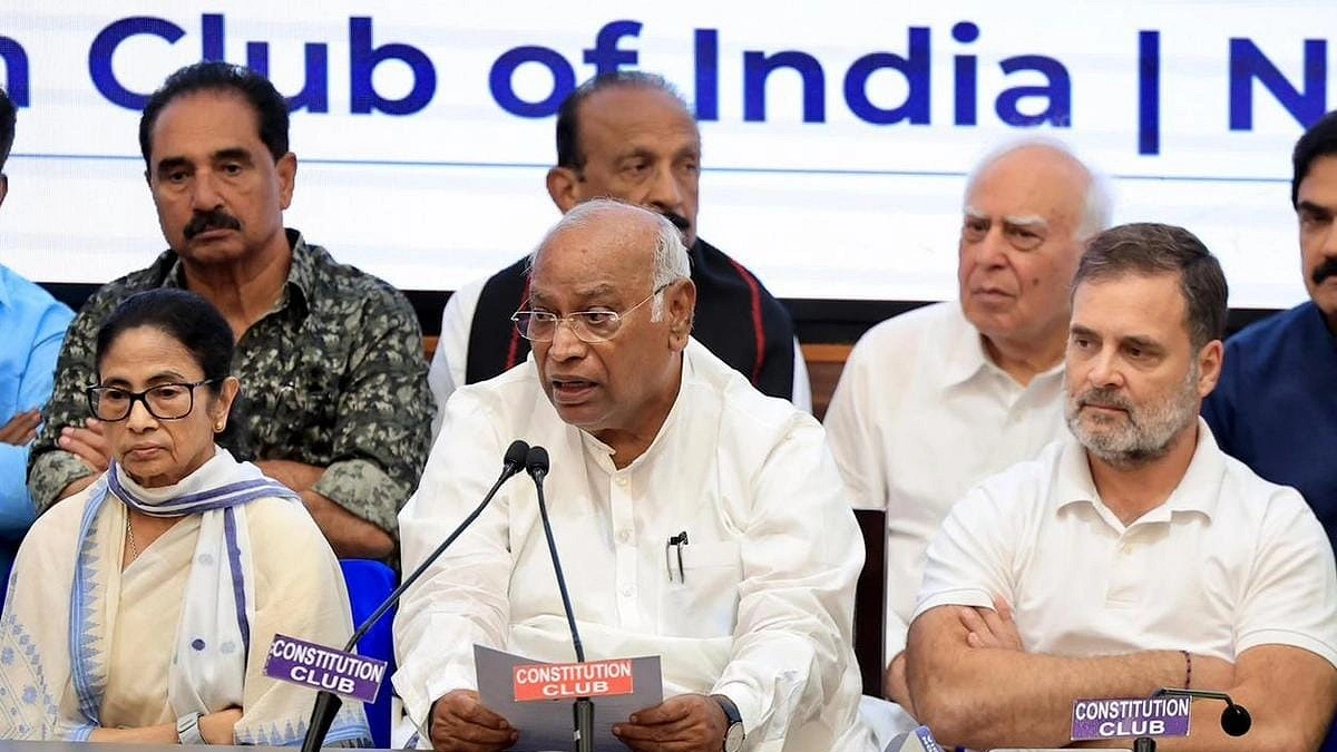 ভারতে নির্বাচন কমিশন নিয়ে এক সুরে বিরোধীরা