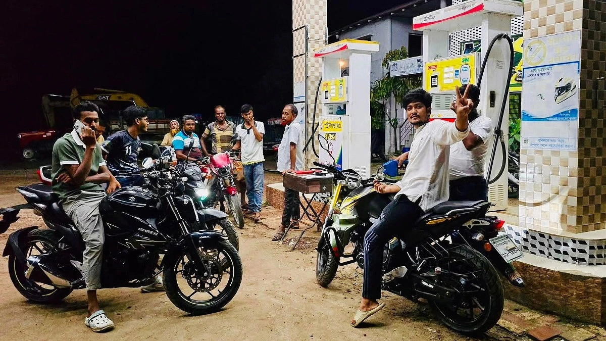জ্বালানি তেলের দাম বাড়ার ঘোষণায় মধ্যরাতে পাম্পে ভিড়